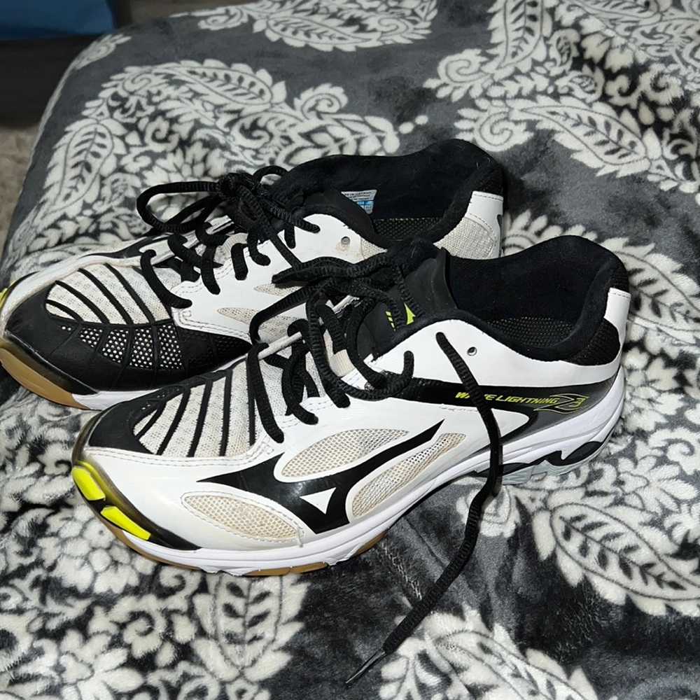 Mizuno volleyball shoes